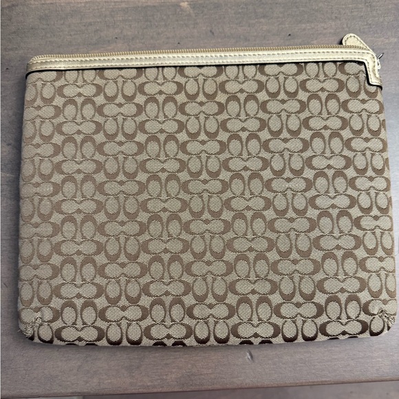 Coach tablet case. In very good condition. 10 1/2 by 8 1/4 inches - Picture 4 of 5
